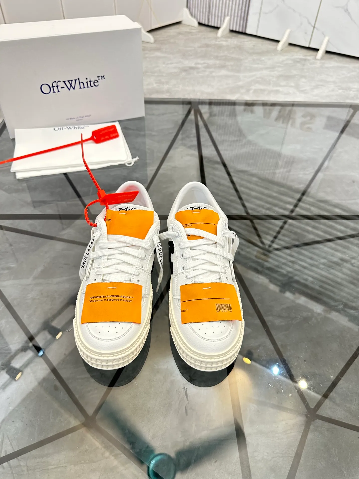 Selling men's shoes 💰: 💰P500¥ High-end top quality Product trademark: OFF WHITE *"OFF WHITE*" low-top casual shoes Regular size: 35-45 (can be customized to 46) Couple style Product materials: Upper imported first-layer cowhide stitched with original fabric, genuine leather lining, original outsole. No.: H203
